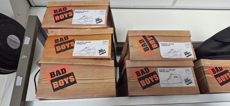 Ca. 13x Paar schoenen, Badboys, Lage zwarte en hoge bruine, Zwart – foto 4 – kavel bij Onlineveilingmeester, Heerenveen