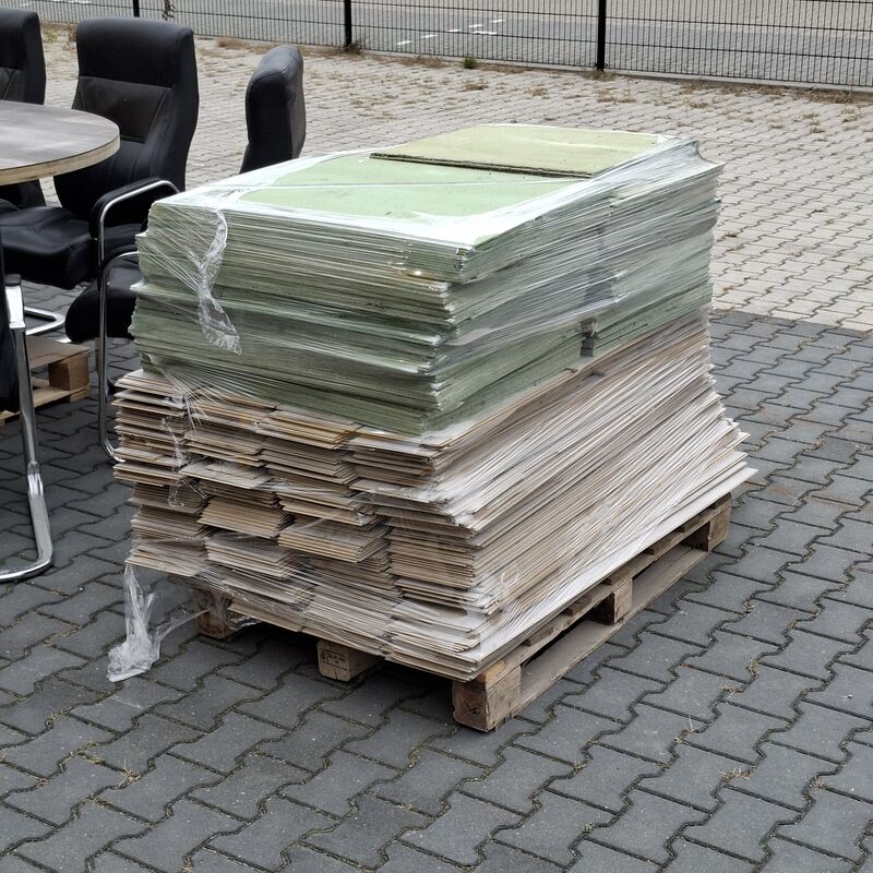Vergadertafel met 10x stoel en ca. 70 m² laminaatvloer – foto 8 – kavel bij Onlineveilingmeester, Raalte