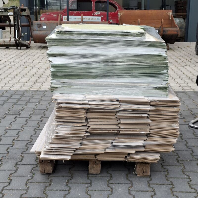 Vergadertafel met 10x stoel en ca. 70 m² laminaatvloer – foto 10 – kavel bij Onlineveilingmeester, Raalte
