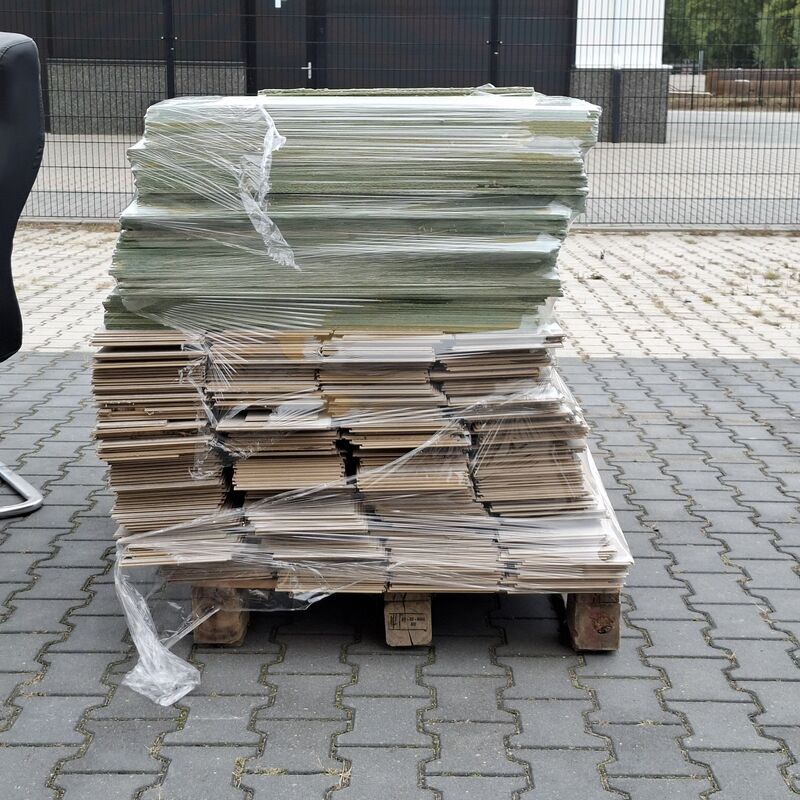 Vergadertafel met 10x stoel en ca. 70 m² laminaatvloer – foto 9 – kavel bij Onlineveilingmeester, Raalte