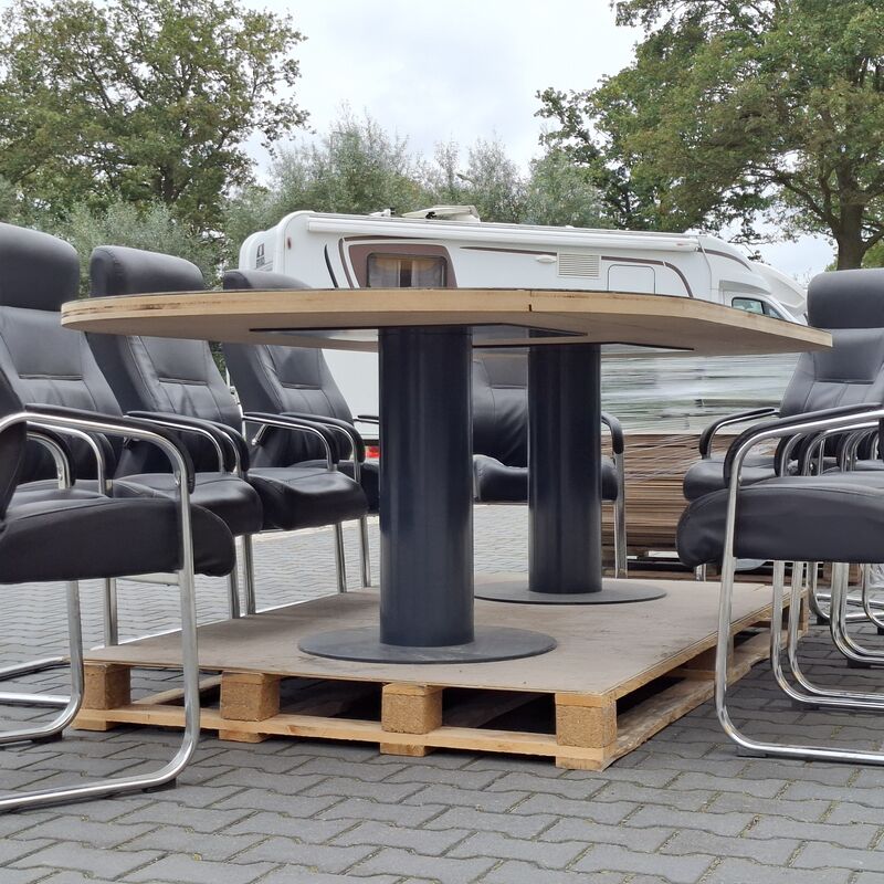 Vergadertafel met 10x stoel en ca. 70 m² laminaatvloer – foto 4 – kavel bij Onlineveilingmeester, Raalte