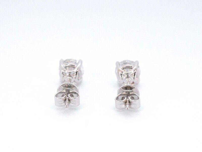 Witgouden solitaire oorbellen met briljanten van 2.00 carat – foto 7 – kavel bij Onlineveilingmeester