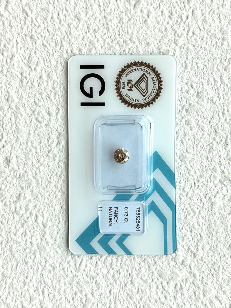 Diamant - 0.73 carat natuurlijke fancy colour briljant geslepen diamant (gecertificeerd)