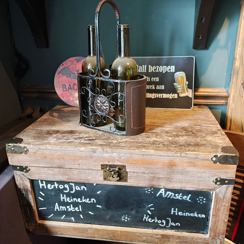Bar decoratie met kist