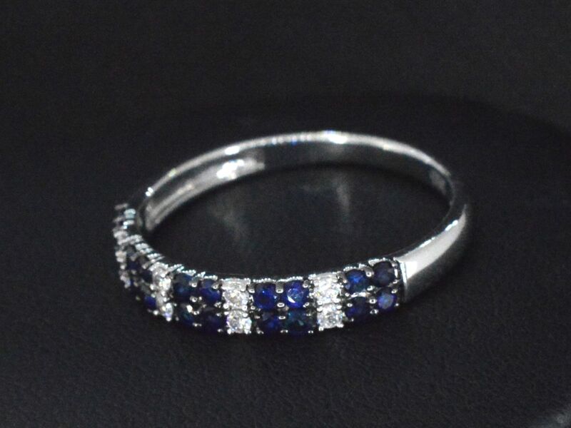 Witgouden ring met diamanten en saffieren