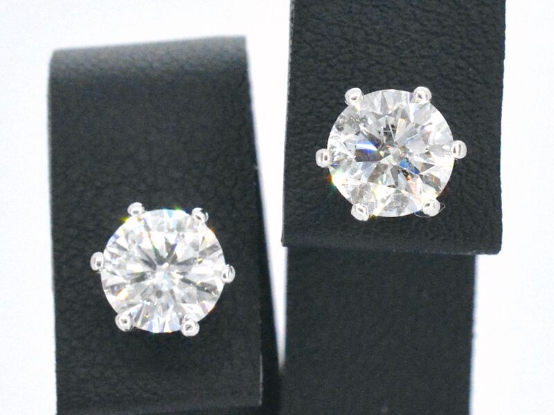 Gouden solitaire oorbellen met 2.25 carat diamant
