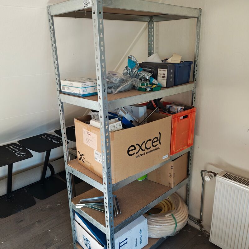 Diverse elektro materialen inclusief stelling