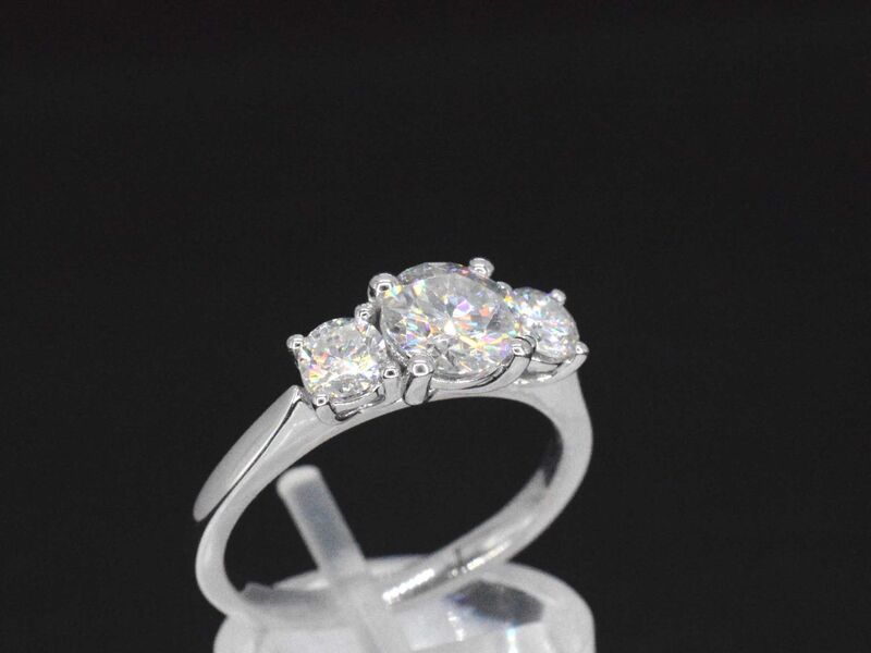 Witgouden trinity ring met 1.50 carat briljanten – foto 4 – kavel bij Onlineveilingmeester