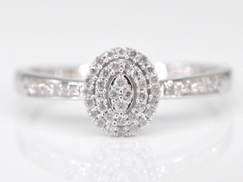 Witgouden entourage ring met diamanten – kavel bij Onlineveilingmeester