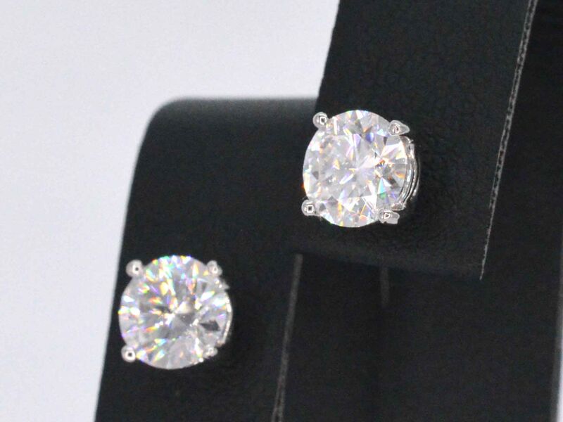 Witgouden solitaire oorbellen met briljanten van 2.00 carat – foto 3 – kavel bij Onlineveilingmeester