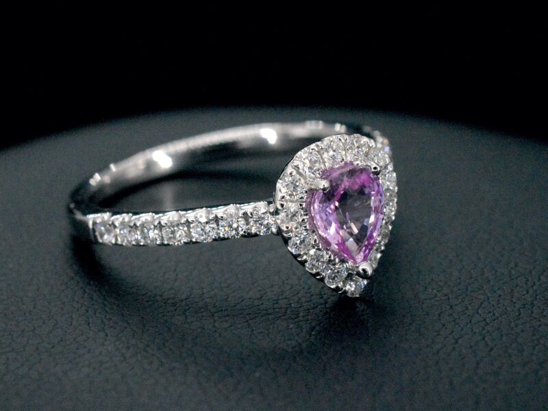 Witgouden entourage ring met een roze saffier