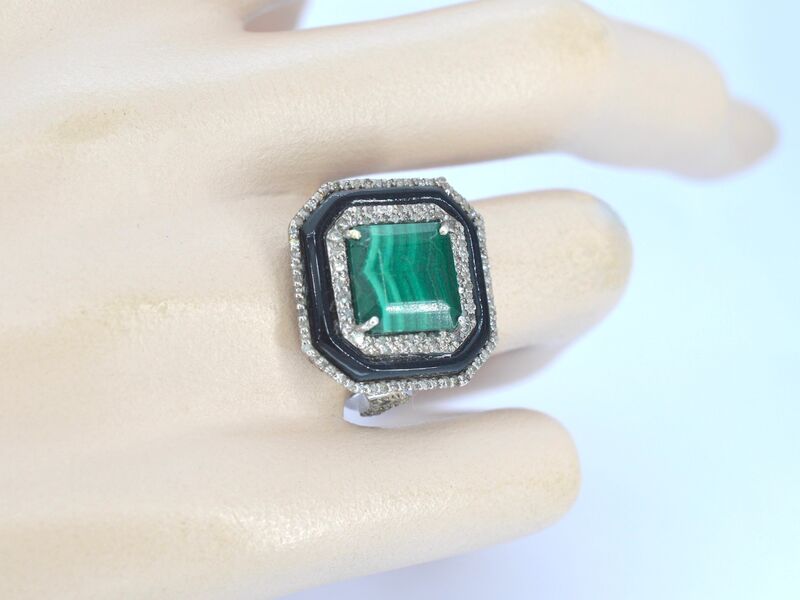 Ring met centraal groene malachiet omringt door witte natuurlijke diamanten en zwarte onix – foto 2 – kavel bij Onlineveilingmeester