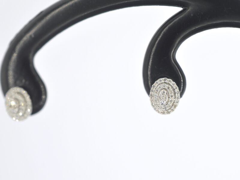 Witgouden entourage oorbellen met diamant – kavel bij Onlineveilingmeester