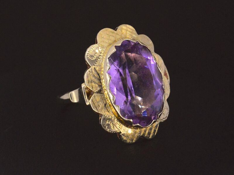 Gouden ring met een natuurlijke amethist