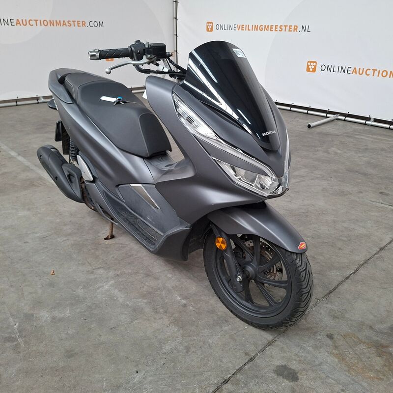Motorscooter, Honda, PCX 125, 2019 – foto 2 – kavel bij Domeinen Roerende Zaken, Soesterberg