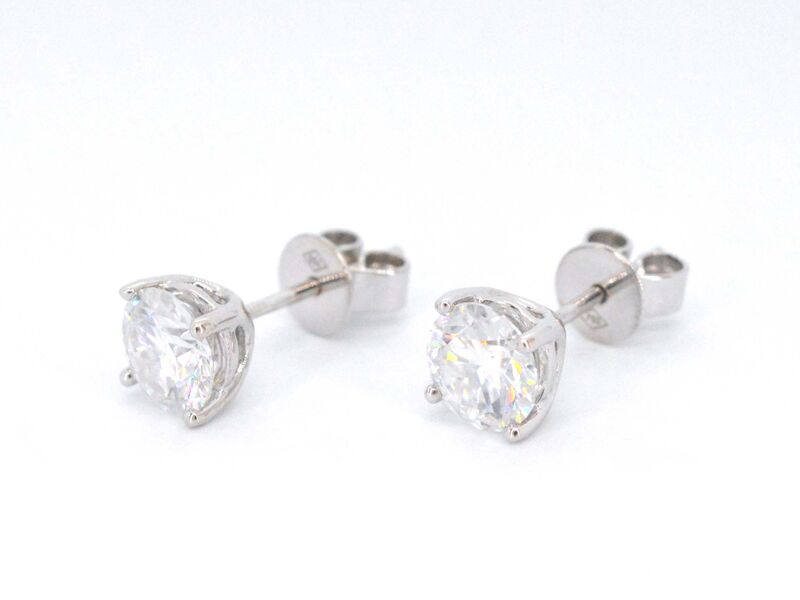 Witgouden solitaire oorbellen met briljanten van 2.00 carat – foto 5 – kavel bij Onlineveilingmeester