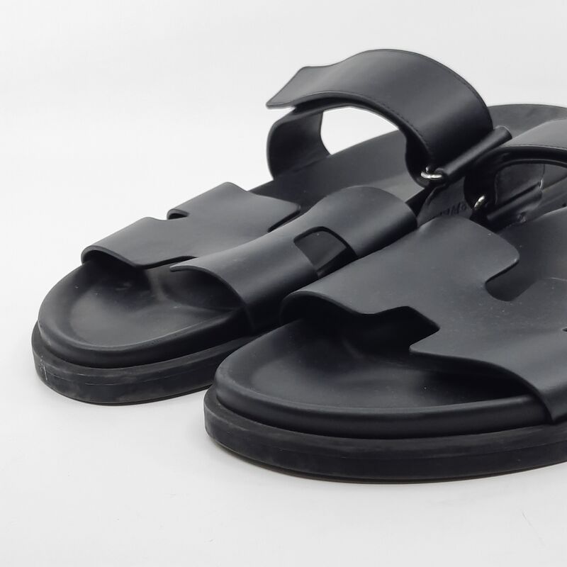 Paar sandalen, Hermès – foto 2 – kavel bij Domeinen Roerende Zaken, Groningen