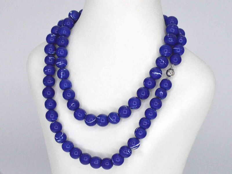 Halsketting met lapis lazuli edelsteen en een witgouden sluiting met diamant