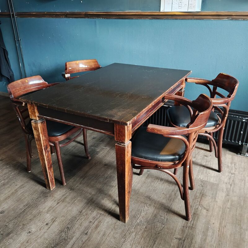 4x Tafel met 4 stoelen