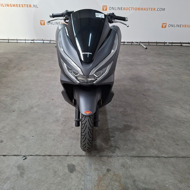 Motorscooter, Honda, PCX 125, 2019 – foto 3 – kavel bij Domeinen Roerende Zaken, Soesterberg