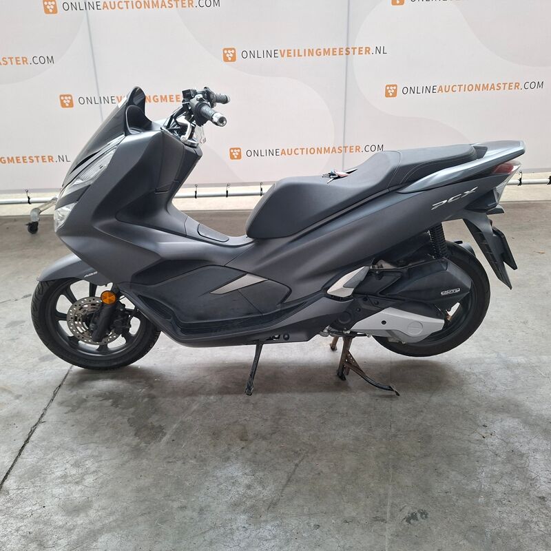 Motorscooter, Honda, PCX 125, 2019 – foto 5 – kavel bij Domeinen Roerende Zaken, Soesterberg