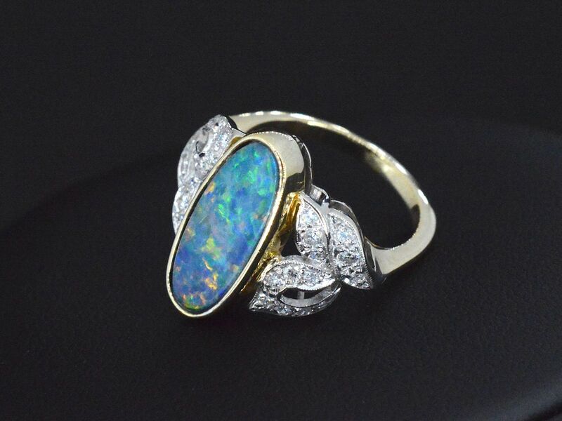 Gouden ring met diamanten en opaal