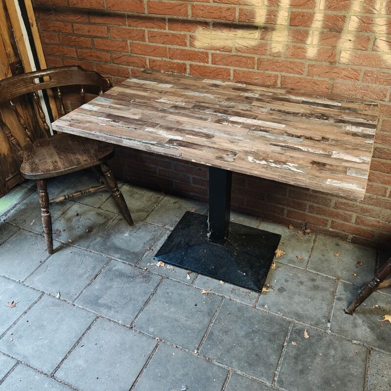 Tafel met één stoel