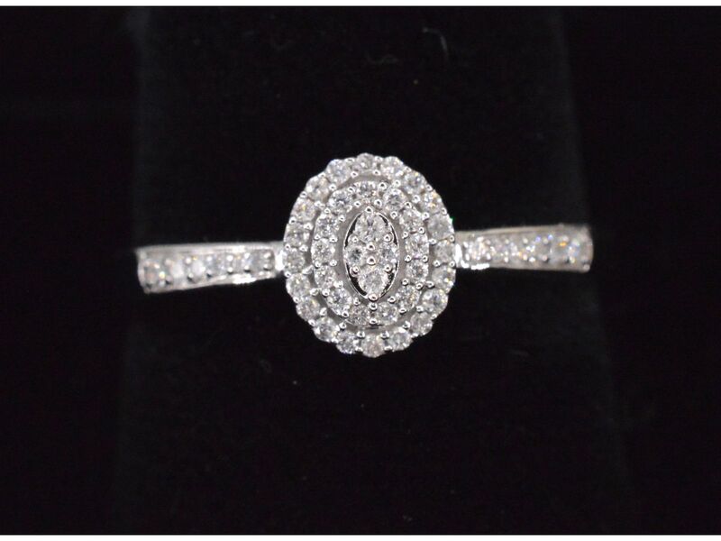 Witgouden entourage ring met diamanten – foto 6 – kavel bij Onlineveilingmeester