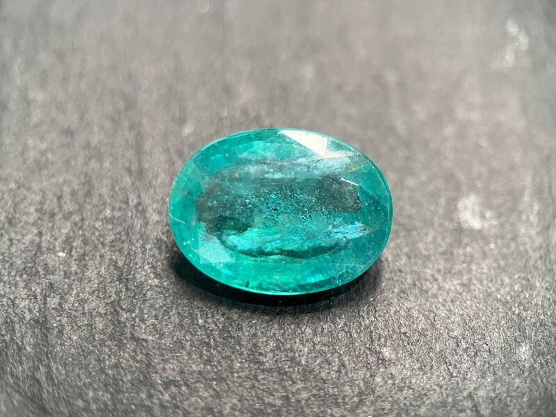 Edelsteen - 7.78 carat groene smaragd (gecertificeerd) – kavel bij Onlineveilingmeester
