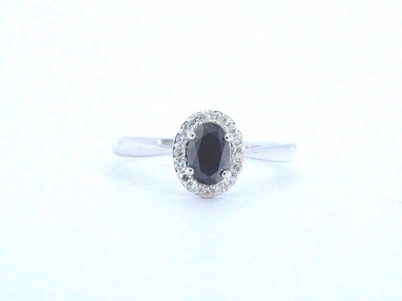 Witgouden ring met een grote zwarte diamant en natuurlijke witte diamanten – kavel bij Onlineveilingmeester