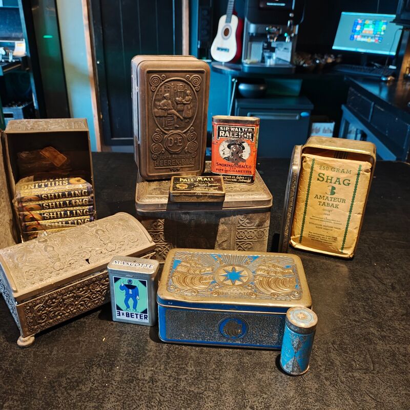Decoratieve blikken met oude tabak