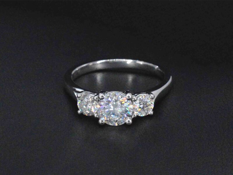 Witgouden trinity ring met 1.50 carat briljanten – foto 5 – kavel bij Onlineveilingmeester
