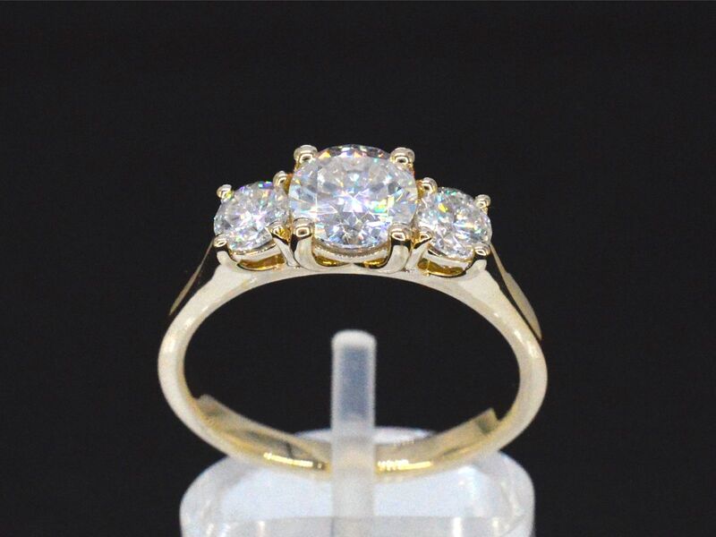 Witgouden halsketting met diamanten 'chai'