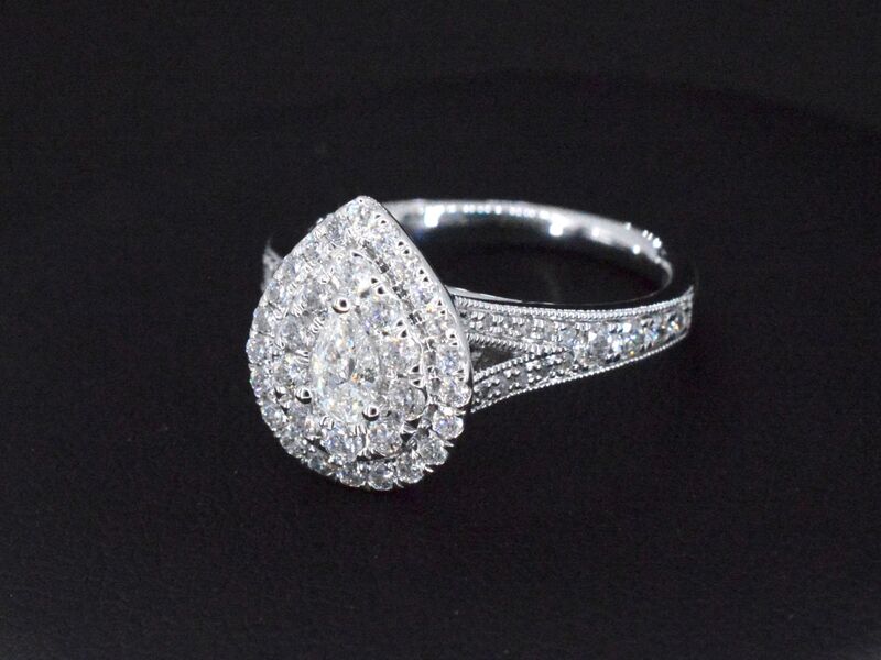 Witgouden druppelvormige entourage ring met diamanten