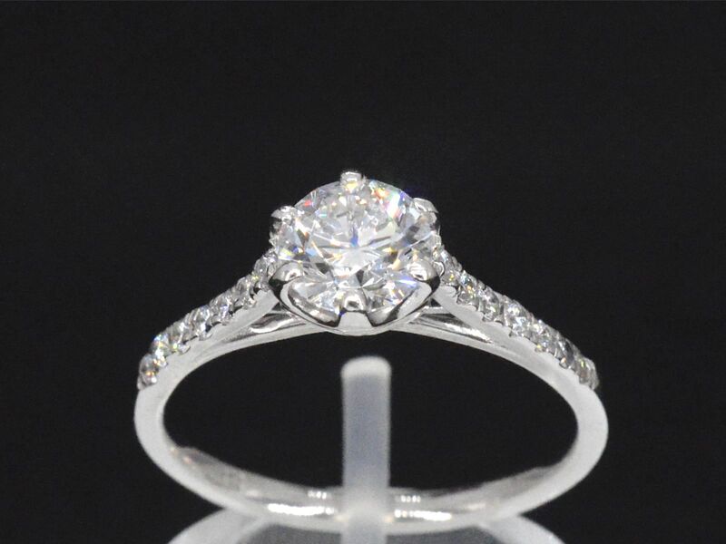 Platina ring met een 0.90 carat GIA diamant en briljant geslepen diamanten