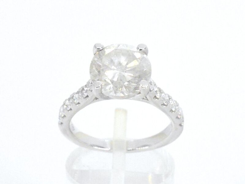 Gouden diamanten solitair ring met een grote diamant van 4.00 carat en kleine diamanten