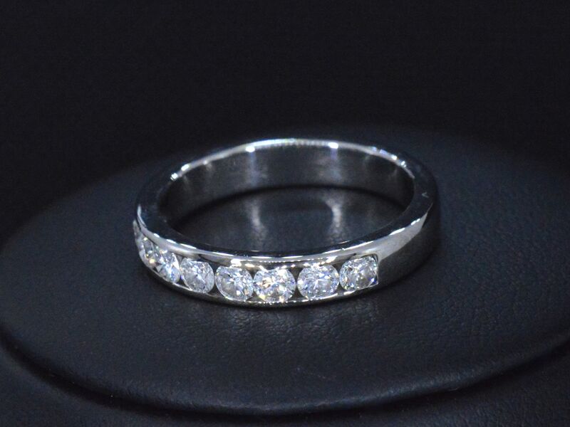 Witgouden half alliance ring met diamant