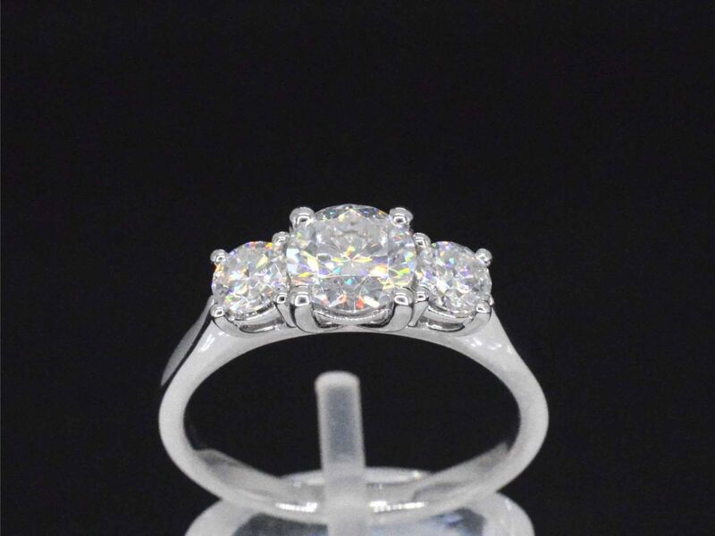Witgouden trinity ring met 1.50 carat briljanten – kavel bij Onlineveilingmeester
