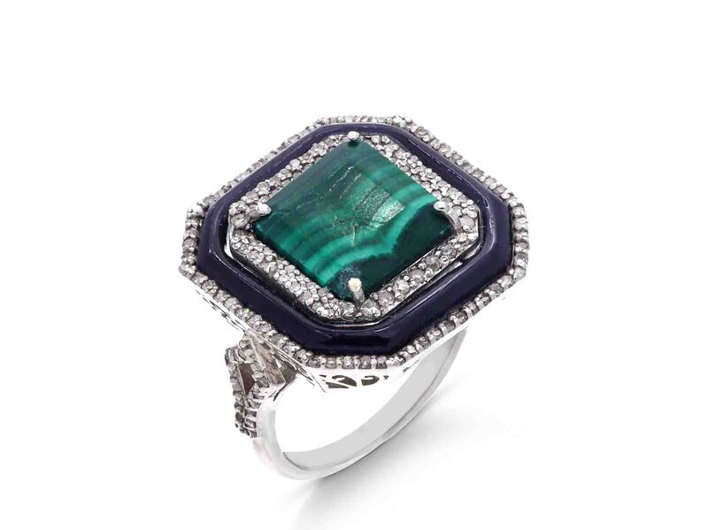 Ring met centraal groene malachiet omringt door witte natuurlijke diamanten en zwarte onix – kavel bij Onlineveilingmeester
