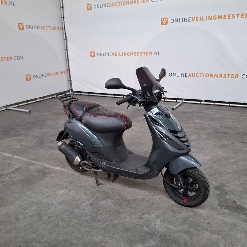 Bromfiets, Piaggio, Zip, 2019 – foto 2 – kavel bij Domeinen Roerende Zaken, Soesterberg