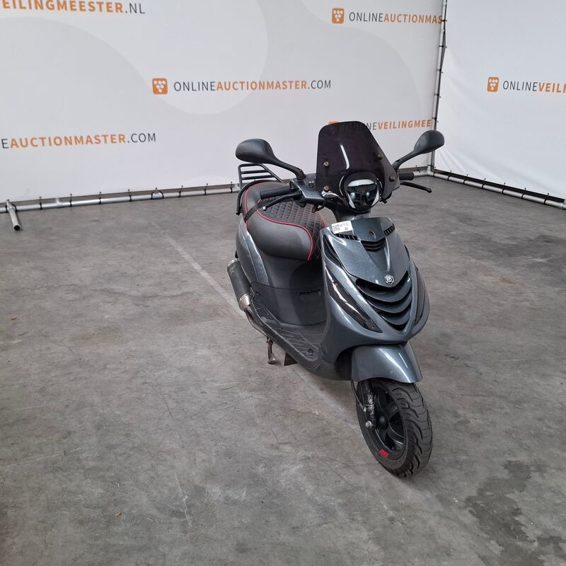 Bromfiets, Piaggio, Zip, 2019 – foto 3 – kavel bij Domeinen Roerende Zaken, Soesterberg