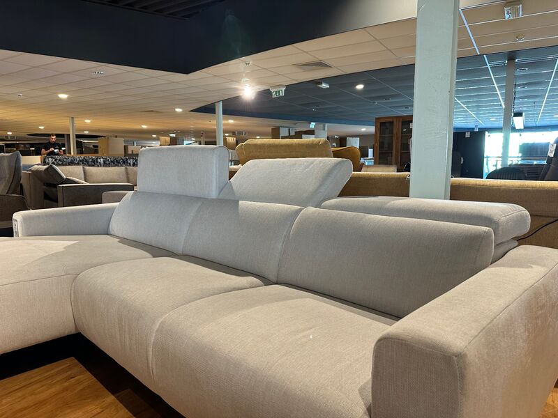 Hoekbank met lounge, houten poten, verstelbare neksteunen, wit – foto 3 – kavel bij Onlineveilingmeester, Joure