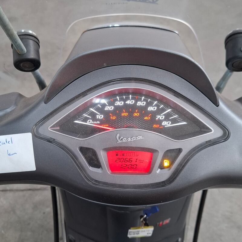 Bromfiets, Vespa, Sprint 50, 2018 – foto 10 – kavel bij Domeinen Roerende Zaken, Soesterberg
