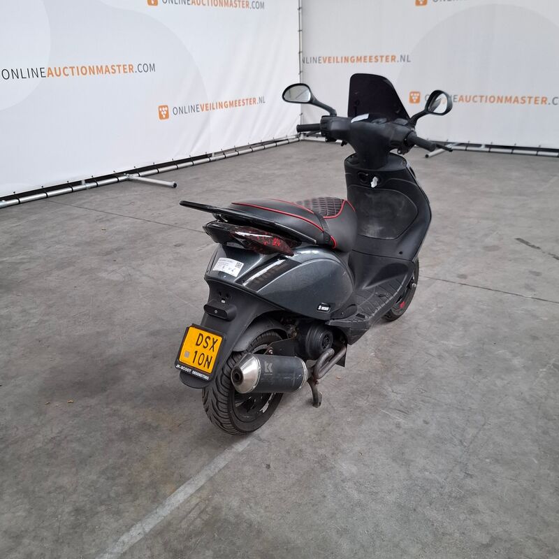 Bromfiets, Piaggio, Zip, 2019 – foto 9 – kavel bij Domeinen Roerende Zaken, Soesterberg