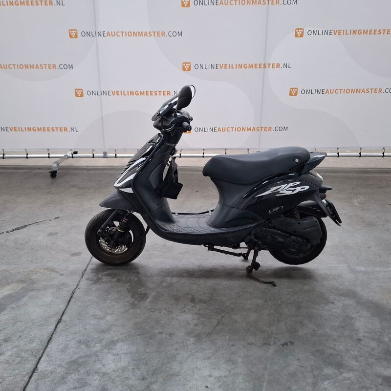 Bromscooter, Piaggio, Bromscooter, 2019 – foto 5 – kavel bij Domeinen Roerende Zaken, Soesterberg