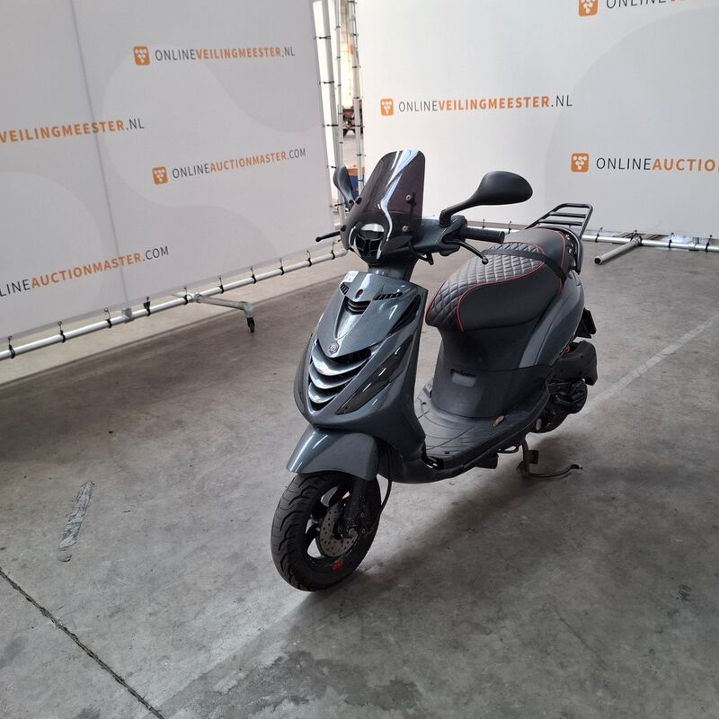 Bromfiets, Piaggio, Zip, 2019 – foto 5 – kavel bij Domeinen Roerende Zaken, Soesterberg