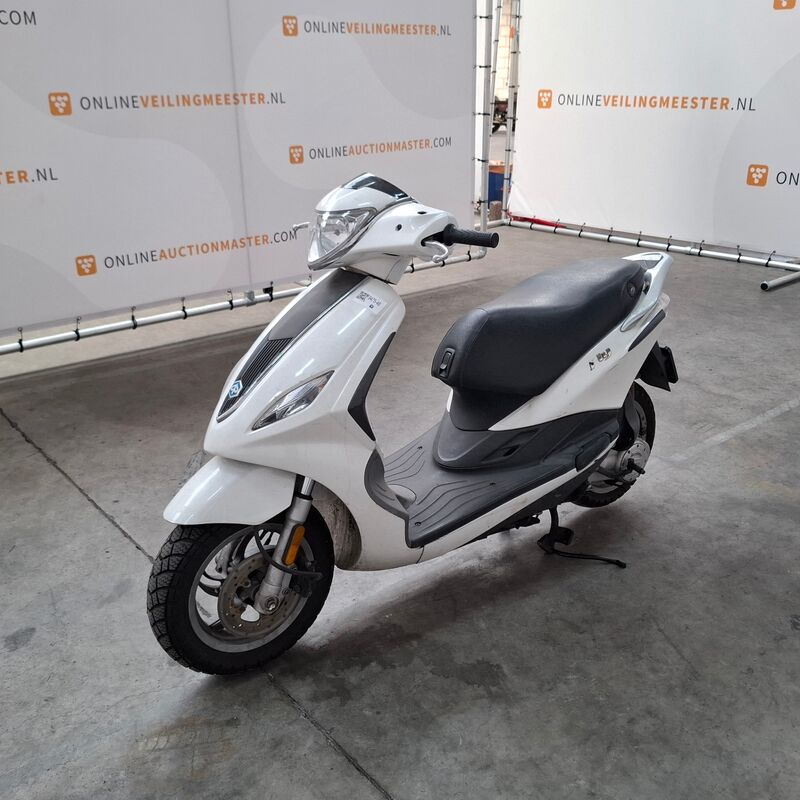 Bromfiets, Piaggio, Fly 4T, 2013 – foto 4 – kavel bij Domeinen Roerende Zaken, Soesterberg