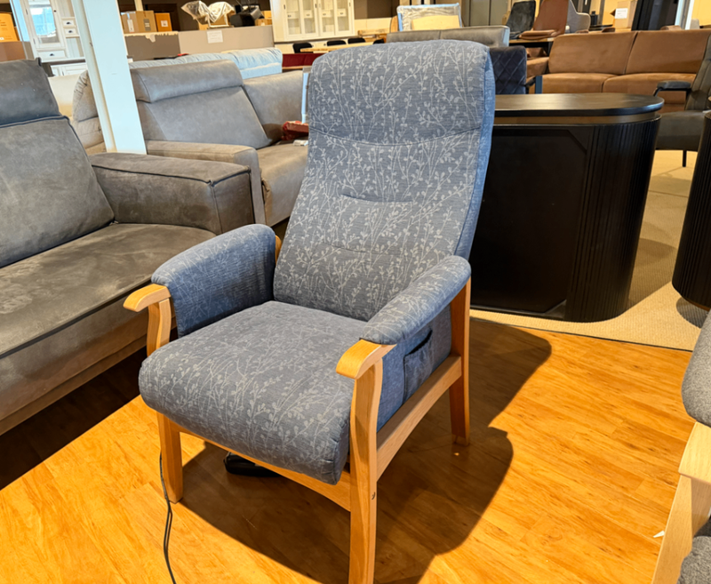 Relaxfauteuil elektrisch verstelbaar, maat medium sta op functie Knudsen, blauwgrijs