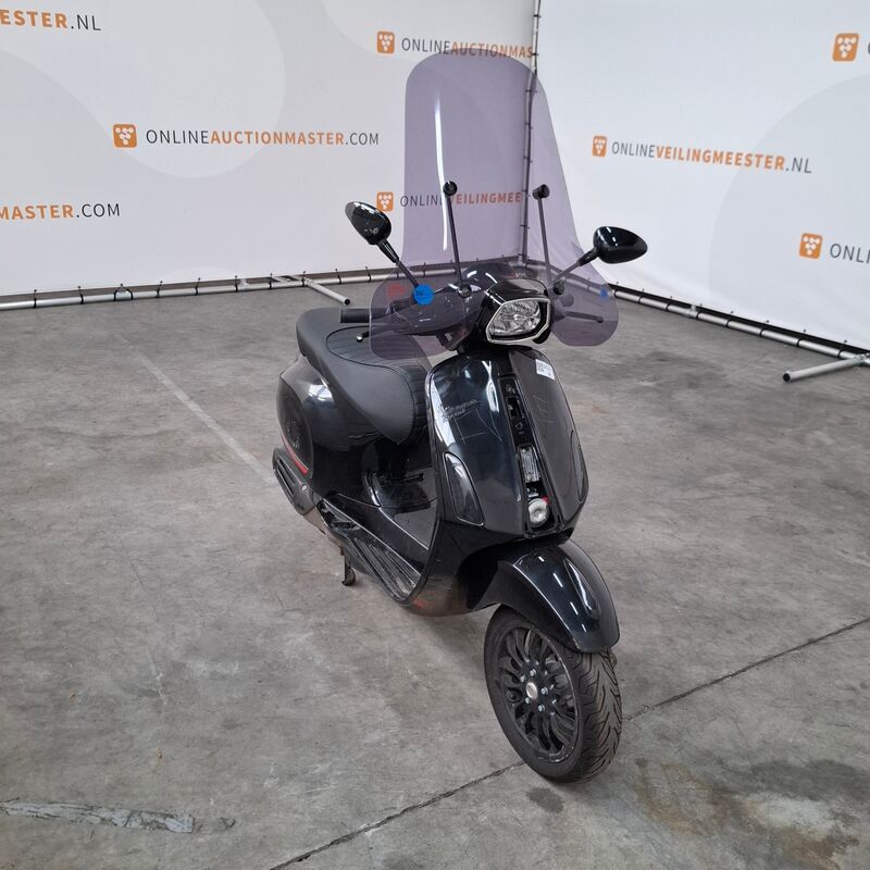 Bromfiets, Vespa, Snorscooter, 2022 – foto 2 – kavel bij Domeinen Roerende Zaken, Soesterberg