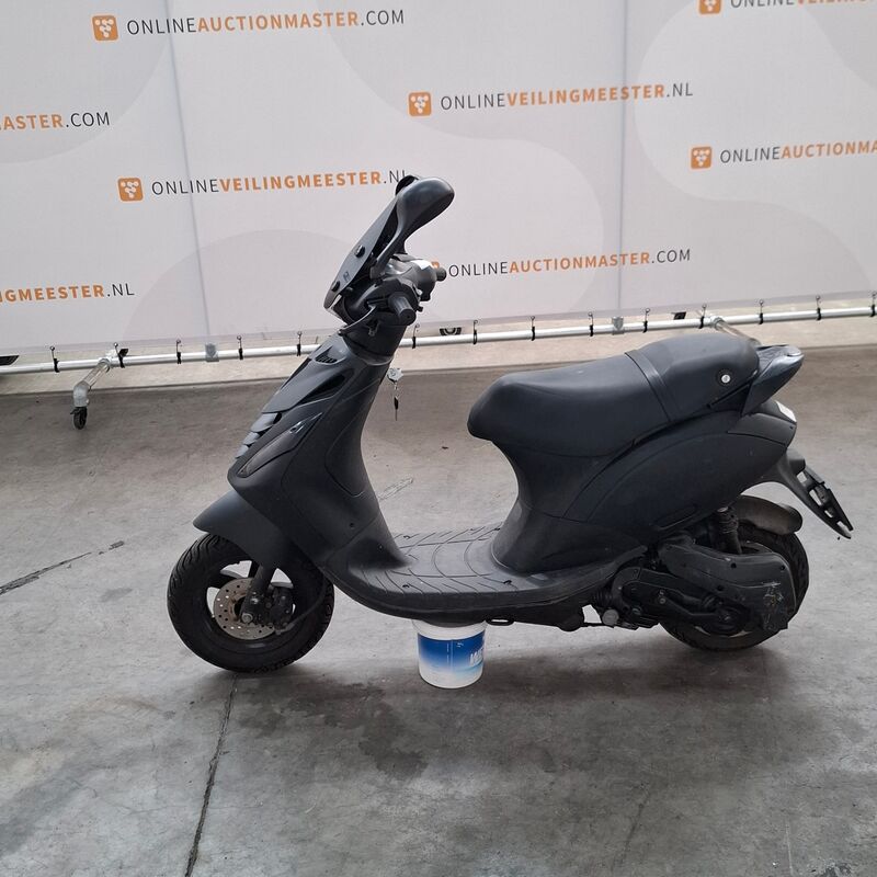 Bromfiets, Piaggio, Zip, 2009 – foto 5 – kavel bij Domeinen Roerende Zaken, Soesterberg